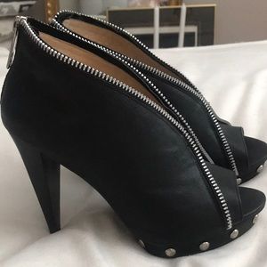 BLACK LEATHER MICHAEL KORS ZIP HEELS